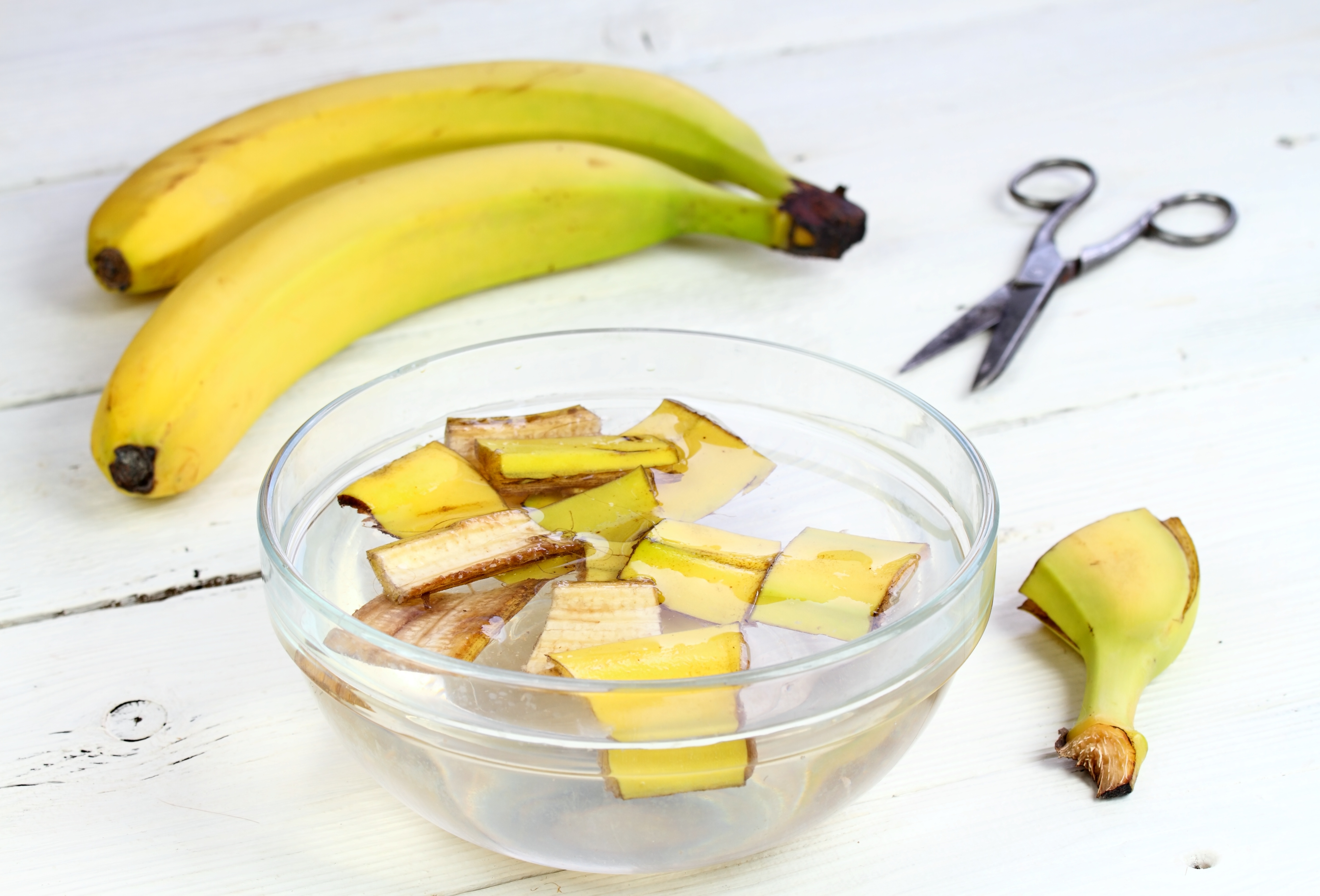 Wasser aus Bananenschalen 