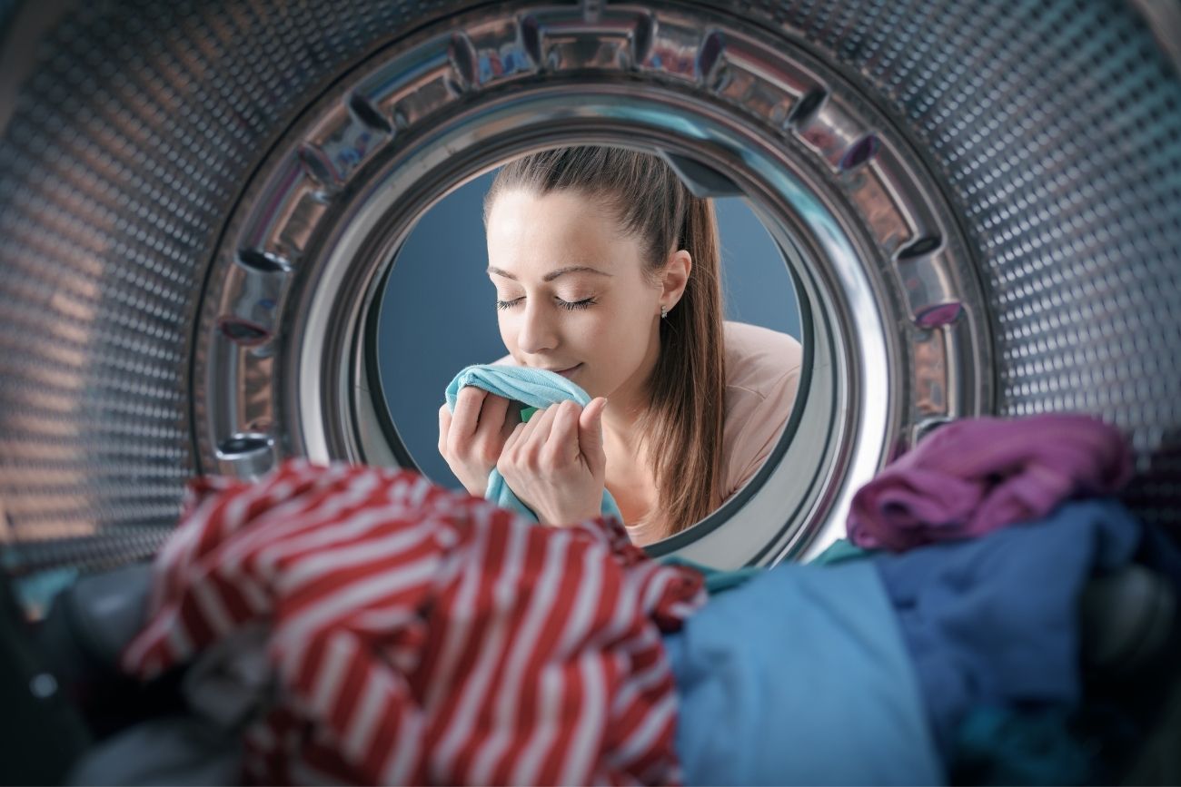 Žena miriše svježe oprano rublje