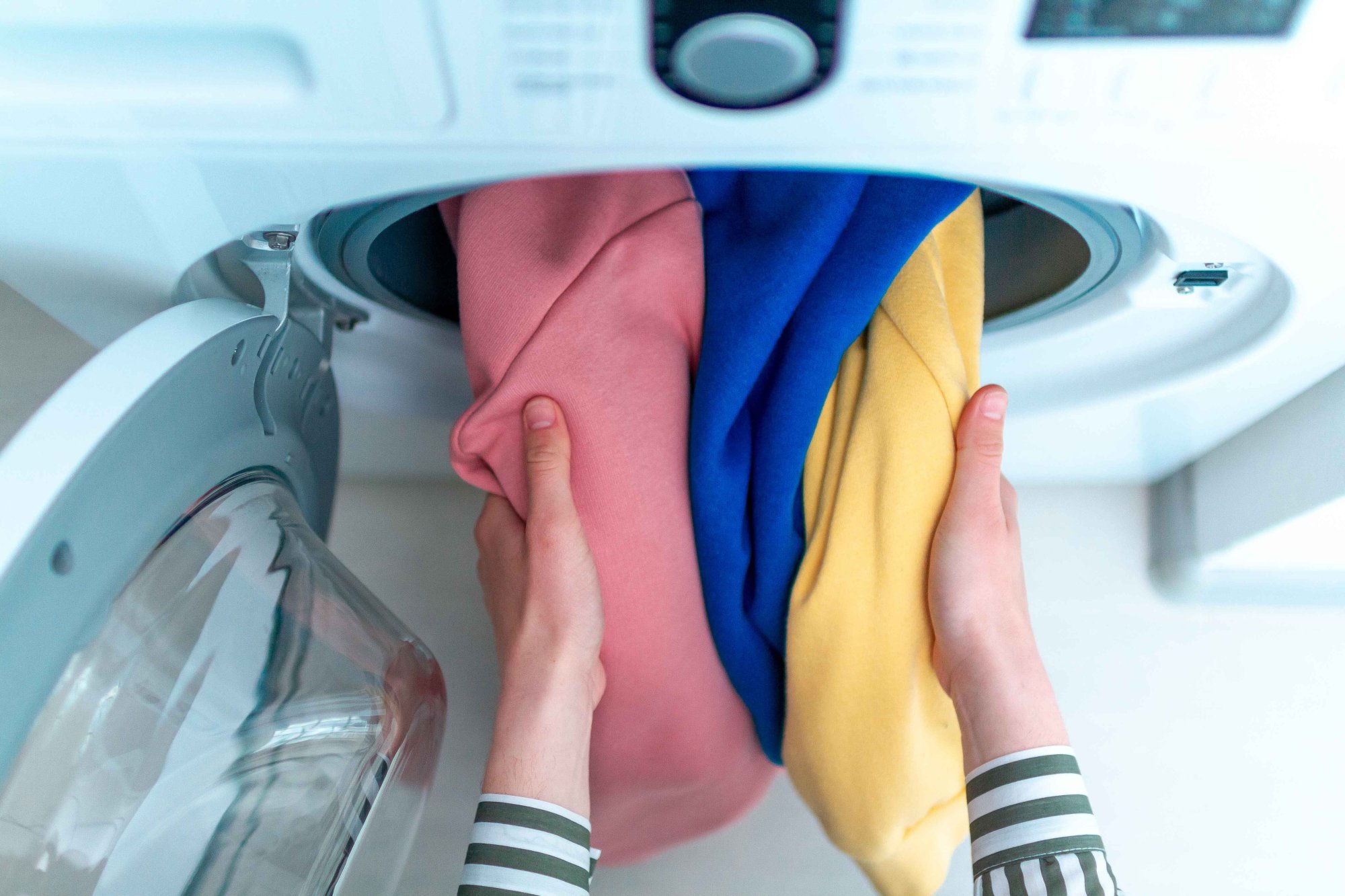 De ce se micșorează rufele în uscător și cum să prevenim acest lucru?