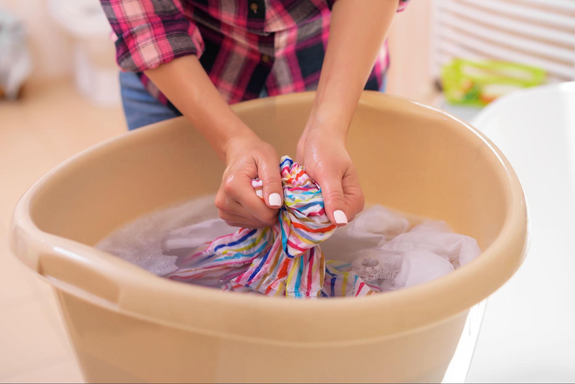 spălarea manuală a rufelor multicolore