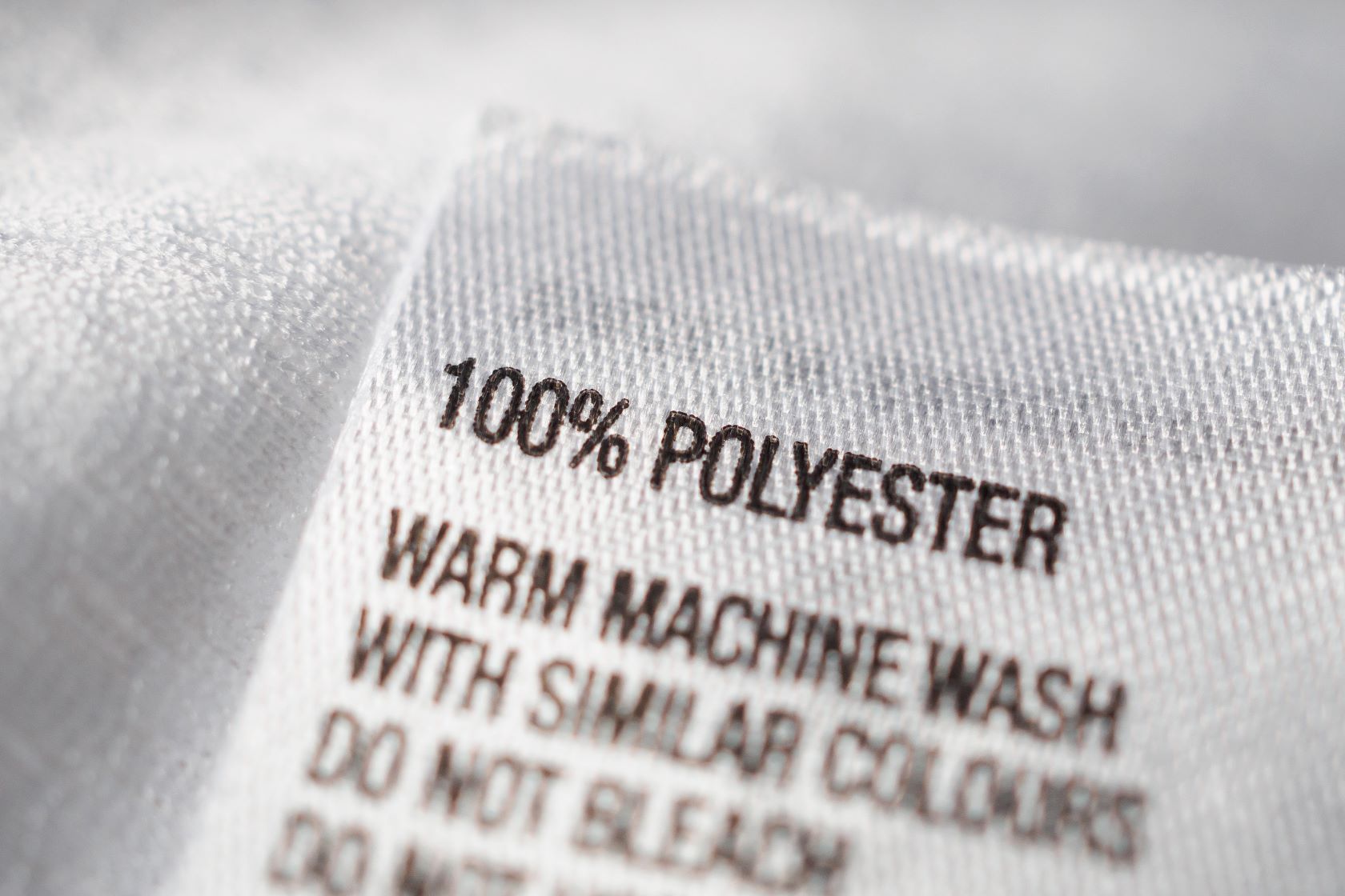 Čo je polyester? Vlastnosti, výhody a starostlivosť