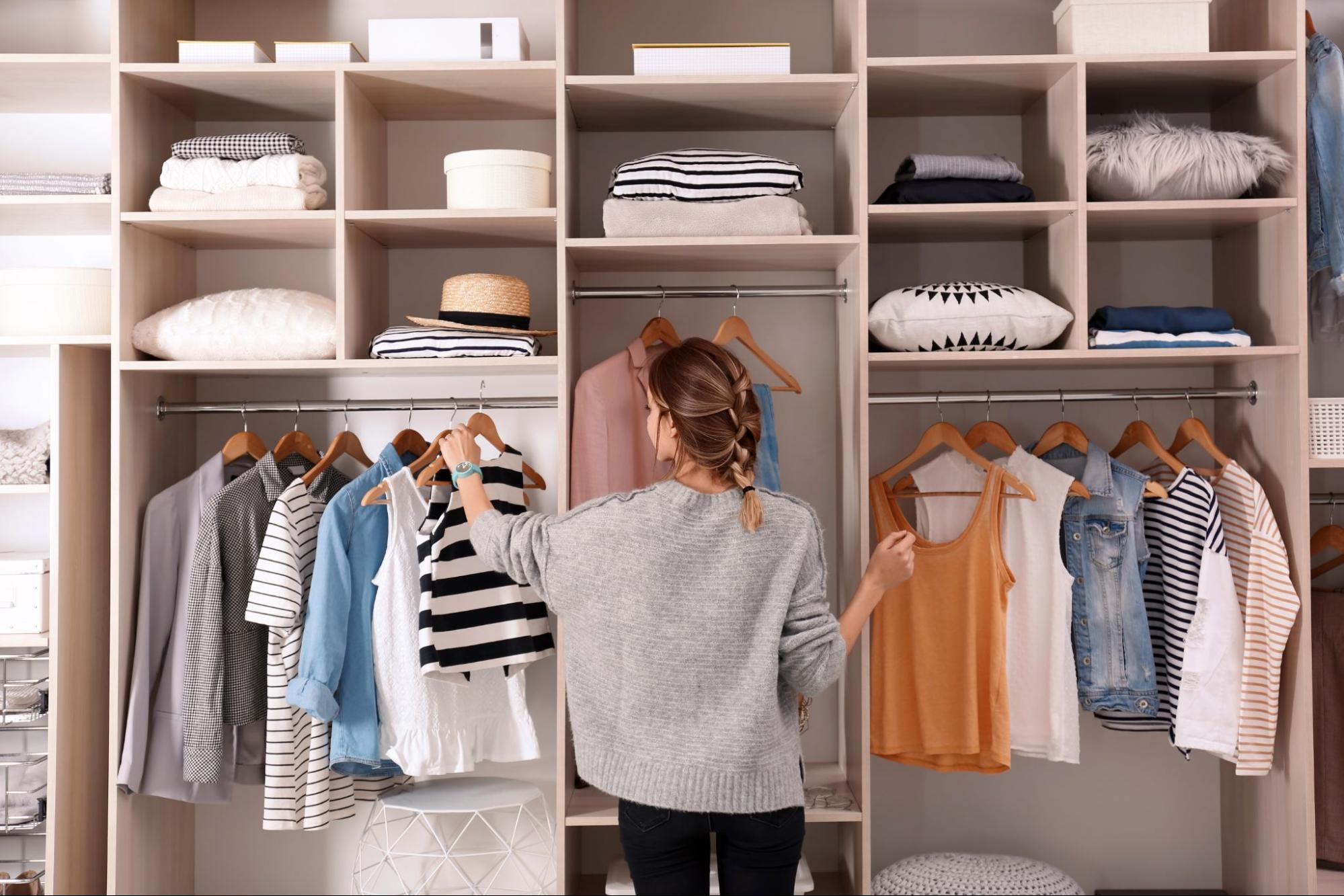 Abbigliamento nell'armadio