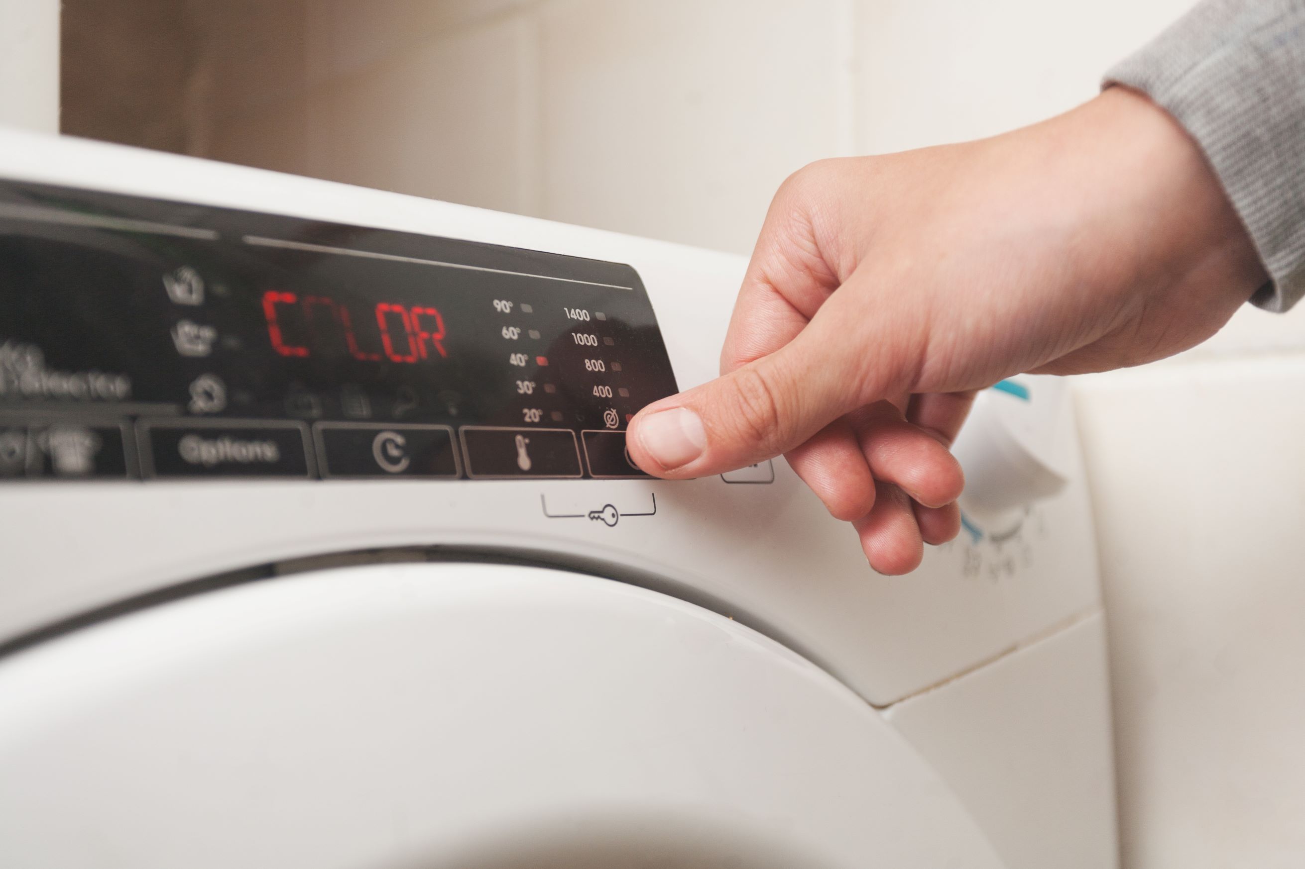 selecting the temperature on a washing machine
