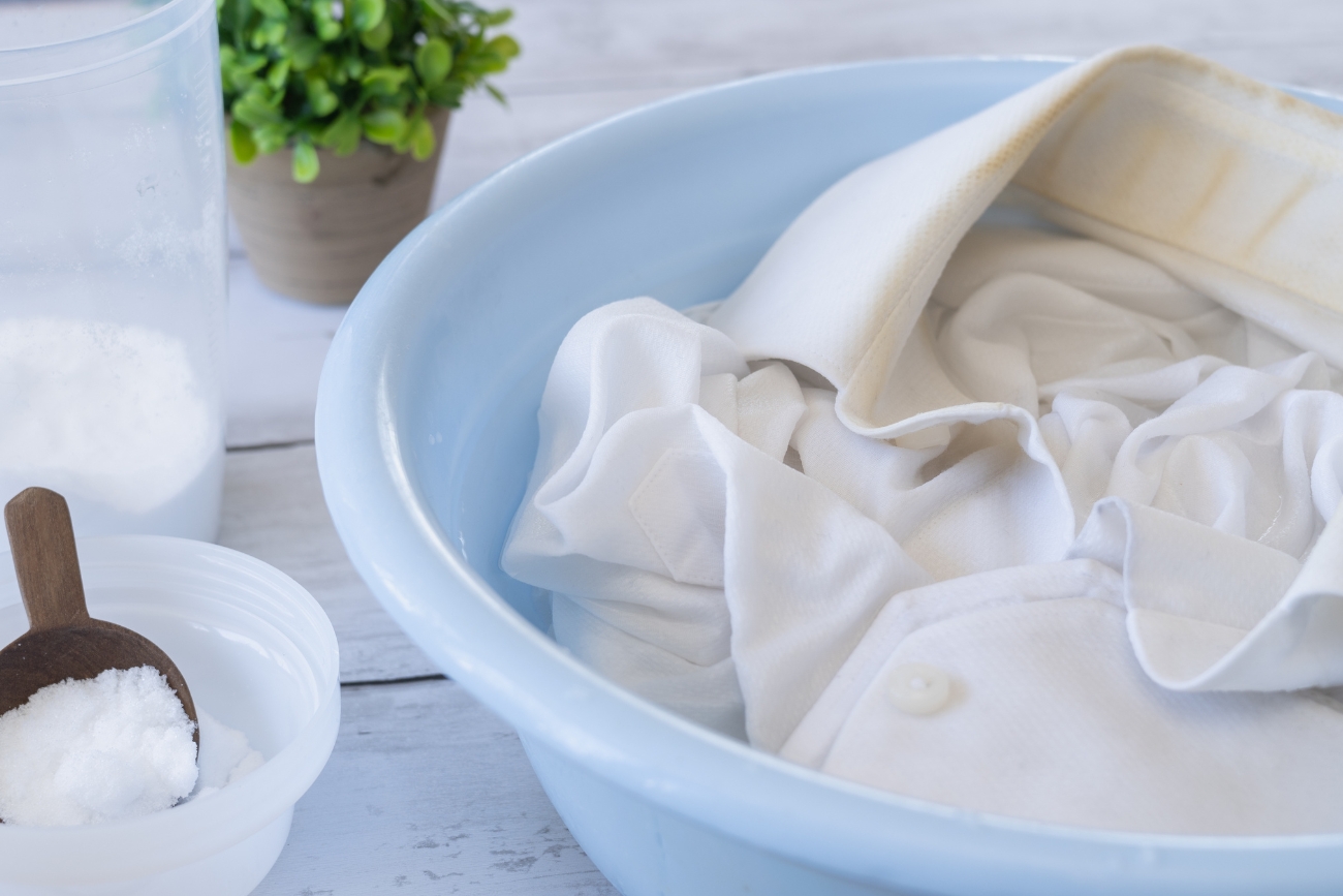 Jak se zbavit žlutých fleků od potu na oblečení