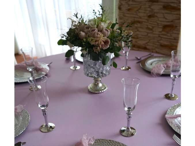 vaza na stribrnem stojanku