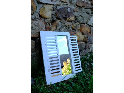 Okno s okenicí a zrcadlem na svatbu