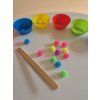 Montessori - třídění hmatových kuliček podle barev