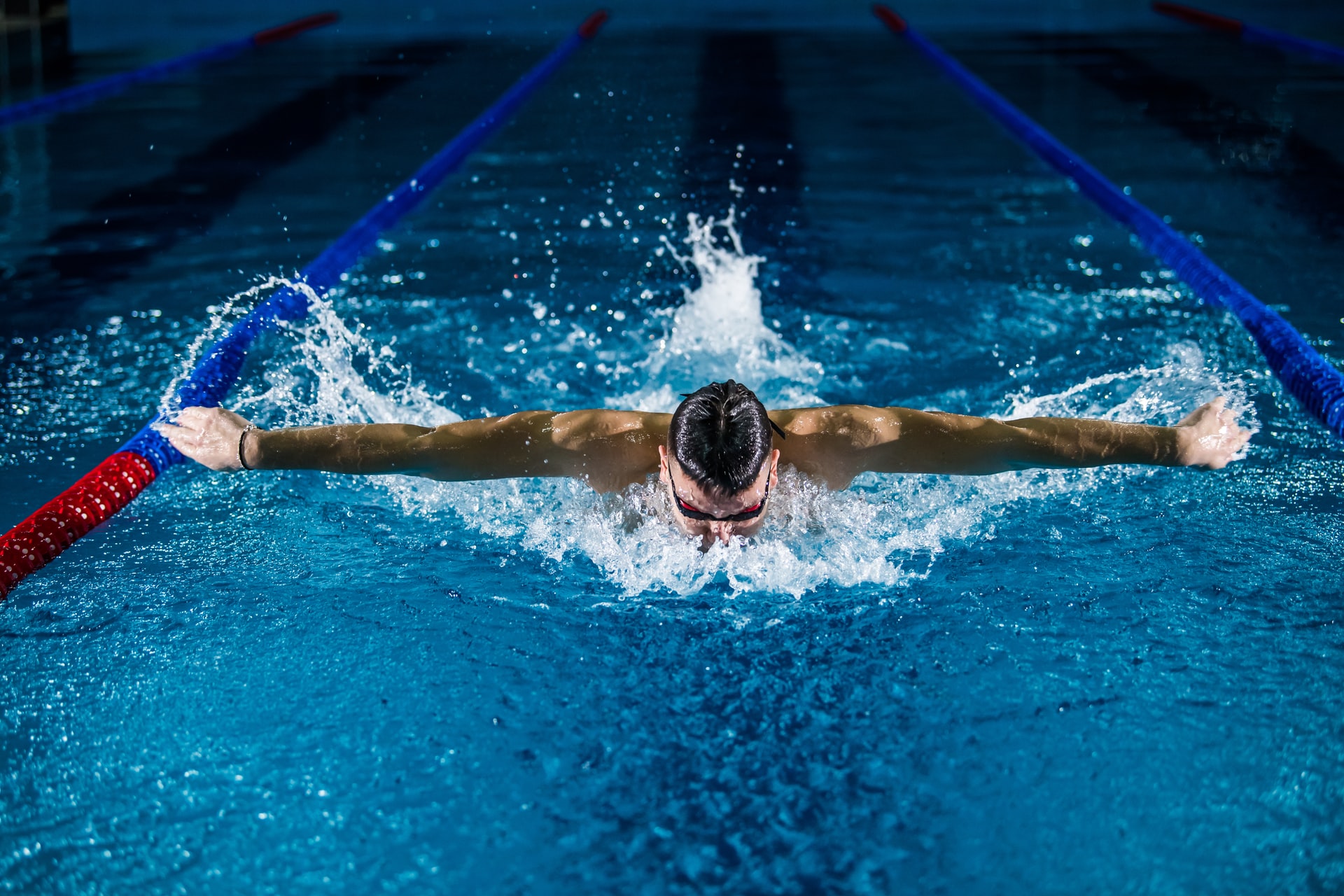 Jak vybrat chytré sportovní hodinky na plavání