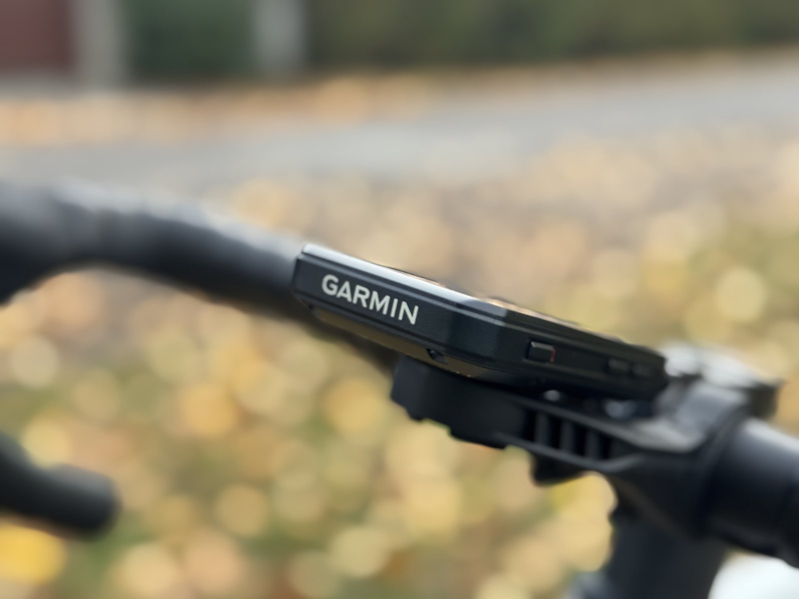 Boční profil Garmin Edge 1060 na řídítkách