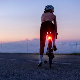 🌟 Garmin Varia RearVue 820: radar, který přesně ví, co se za vámi děje 🚴‍♂️🚗 Silnice patří všem, ale cyklista je vždy...