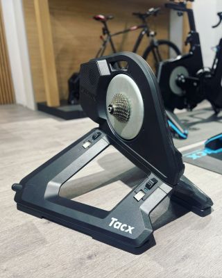 Trenažér Tacx NEO 3M patří k absolutní špičce mezi chytrými cyklistickými trenažéry. Pokud jste o jeho pořízení uvažovali,...
