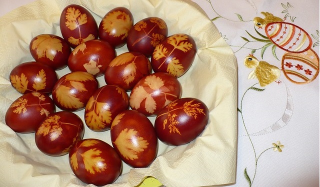 Jak barvit vejce cibulí s krásnými tvary?