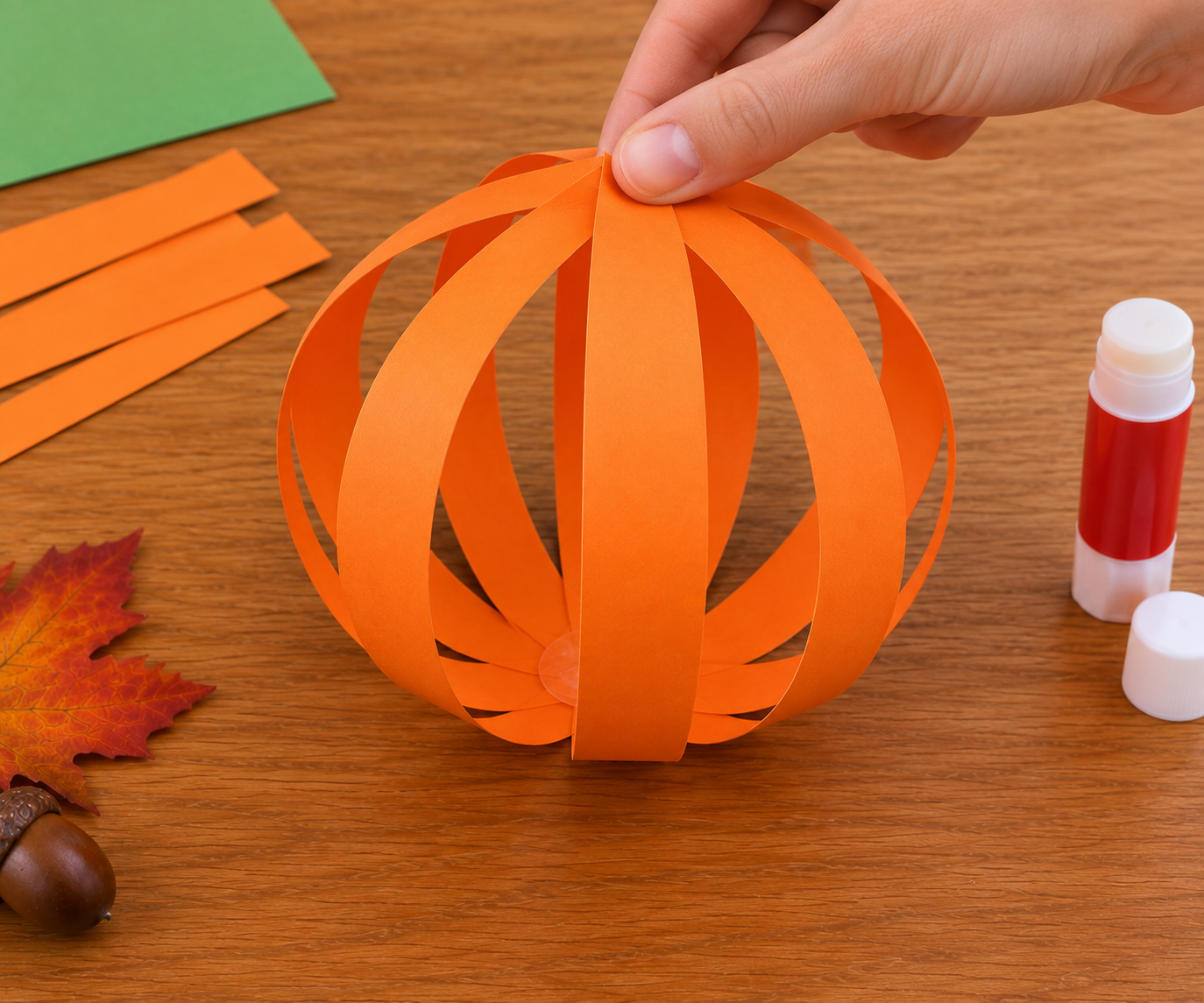 Tvarování 3D papírové dýně z oranžových proužků