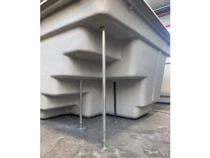 Nastaviteľná oceľová podpera pod schody pre sklolaminátové bazény