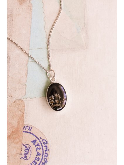 Náhrdelník - Málinka medailon  |květinové šperky z pryskyřice