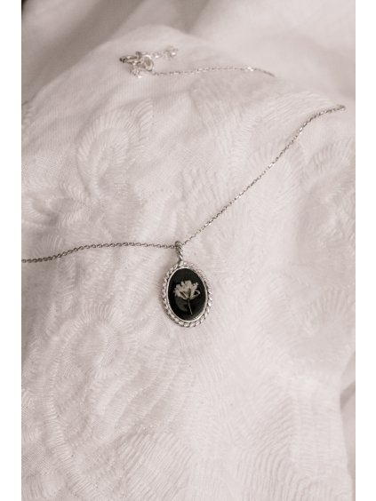 Stříbrný náhrdelník s pravými květinami