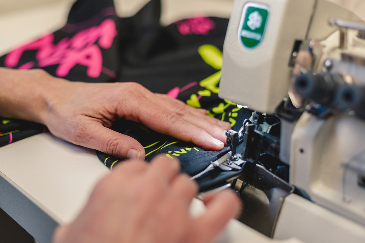 Za moře jen v kufru nebo na tvým zadku! Proč šijeme v Česku?