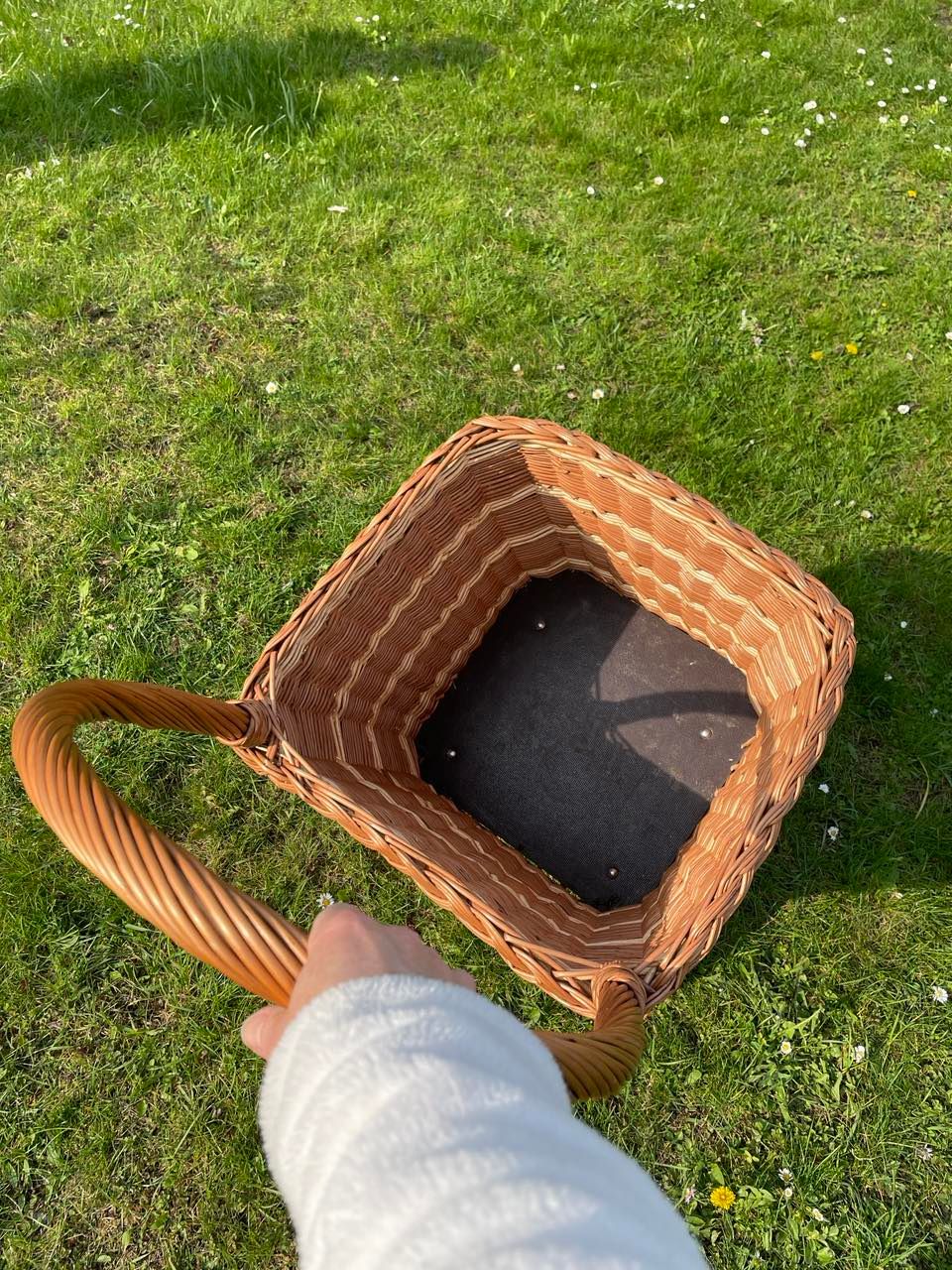Představujeme Vám ručně vyráběný proutěný koš na kolečkách