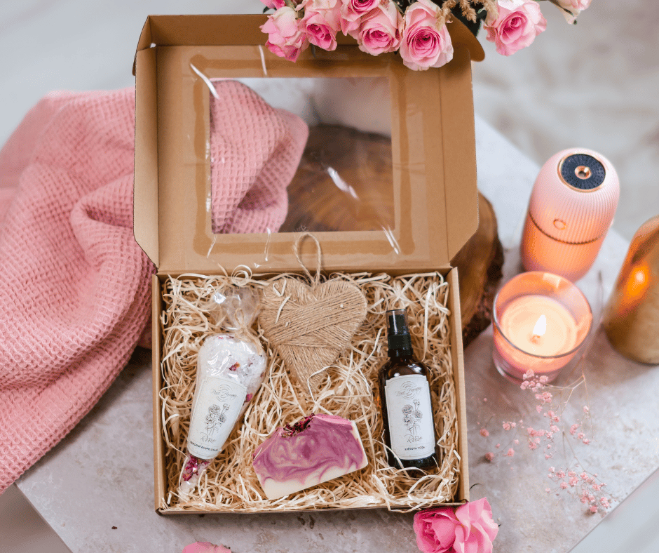Romantický valentýnský dárek pro přítelkyni: Proč zvolit růžovou kosmetiku?