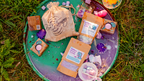 Montessori aktivity a sensory play: Jak propojit smyslové hry s přírodní dětskou kosmetikou