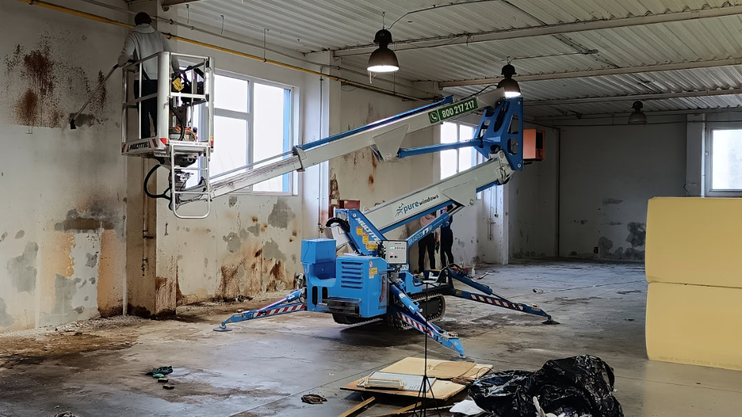 Jak odstranit zbytky PUR lepidla ze stěn a betonu?