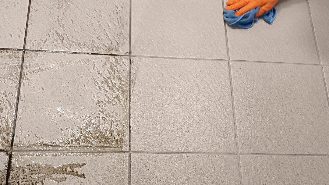 Jak vyčistit znečištěnou slinutou dlažbu v komerčním prostoru?