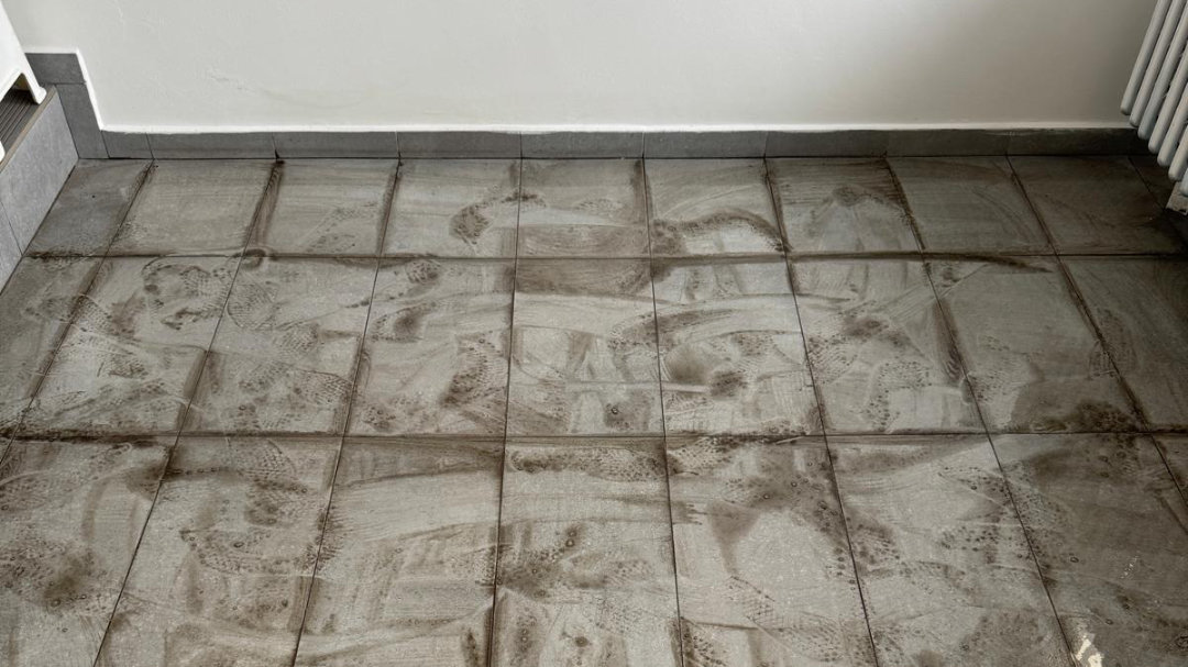 Jak vyčistit extrémně znečištěnou dlažbu? Pomůže metoda double striping