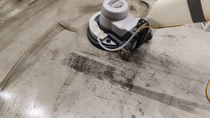 Jak odstranit šmouhy od pneumatik z průmyslové podlahy?