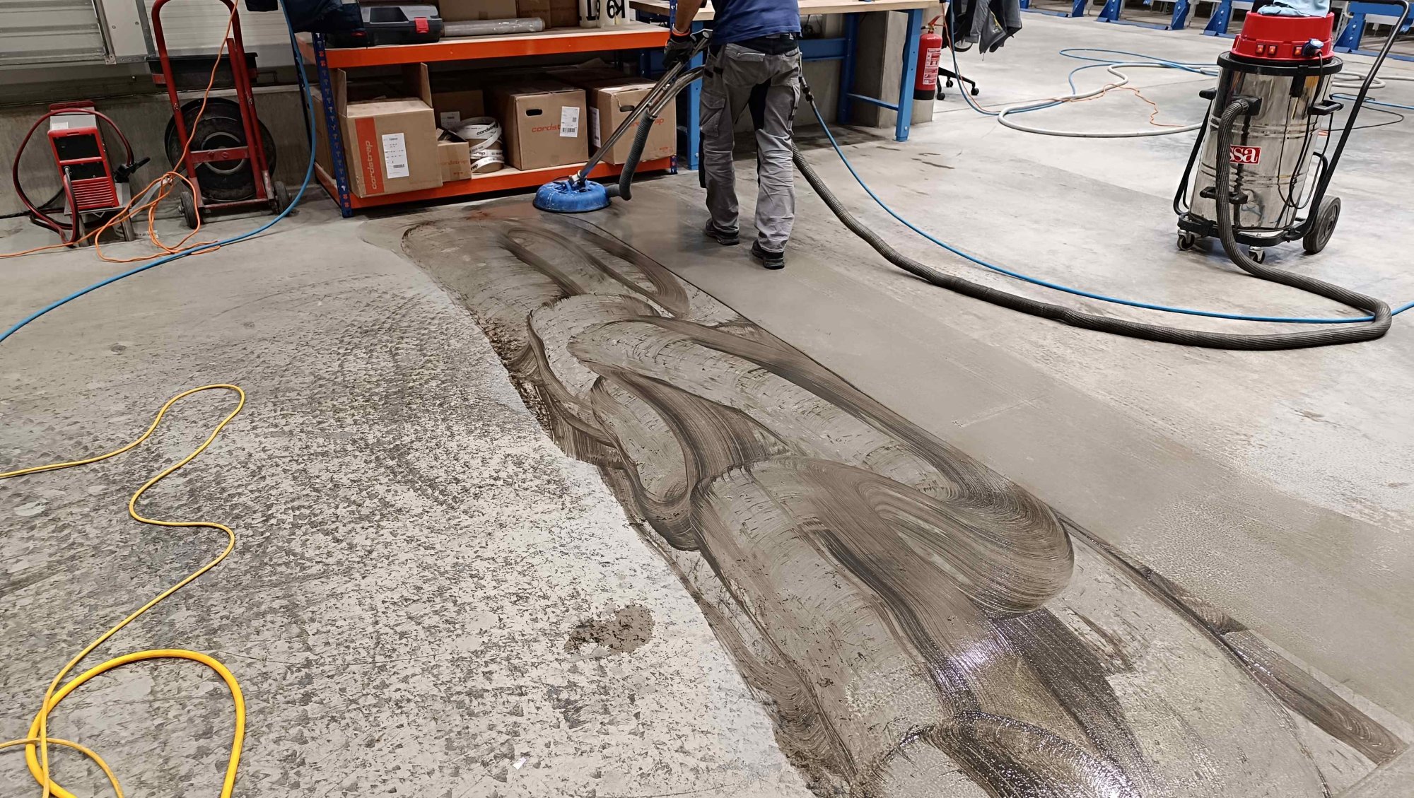 Co se stane, když použijete málo čističe při úklidu podlahy?