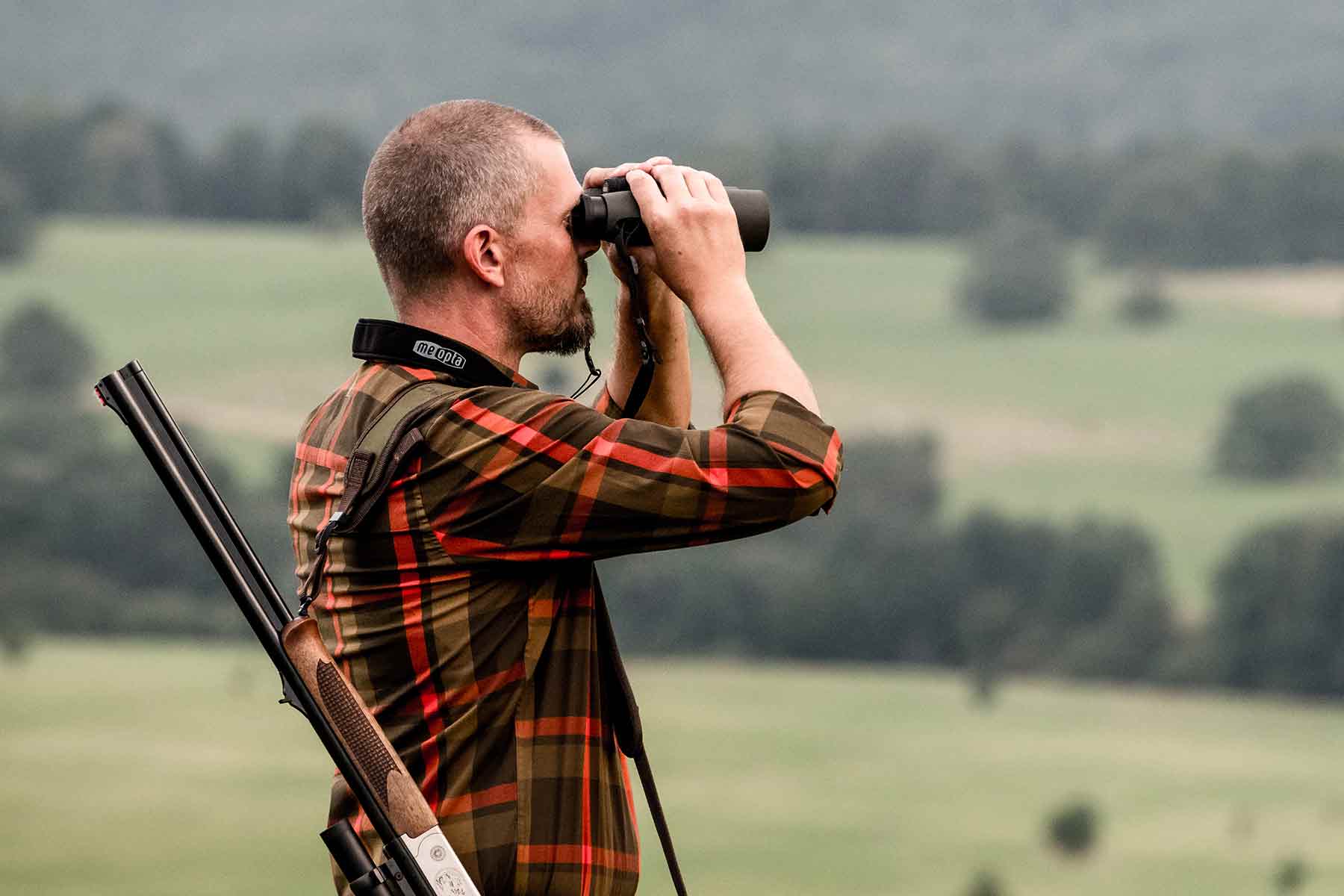 Proč mají některé modely binokulárů MeoStar B1 HD skla a některé ne?