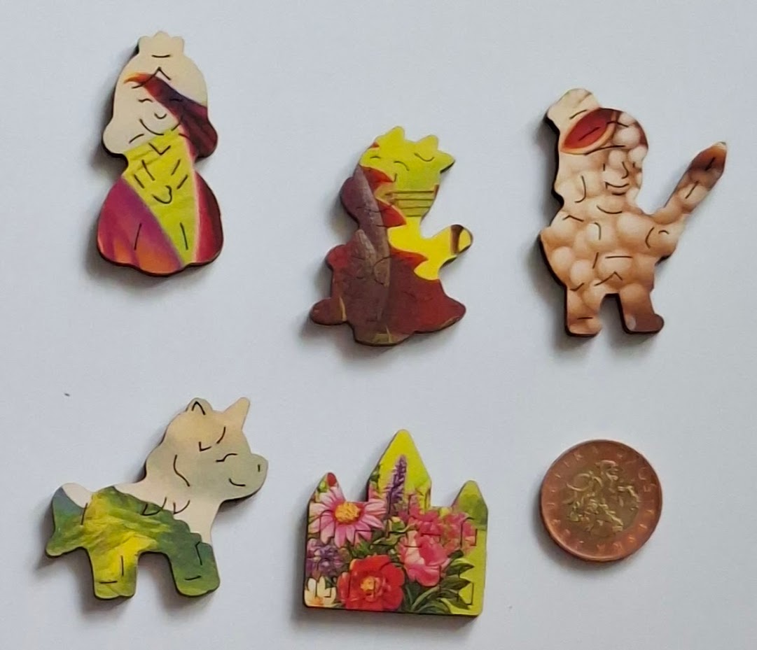 5 Unikátních dílků dřevěné puzzle Wooden City s padesátikorunou jako měřítkem