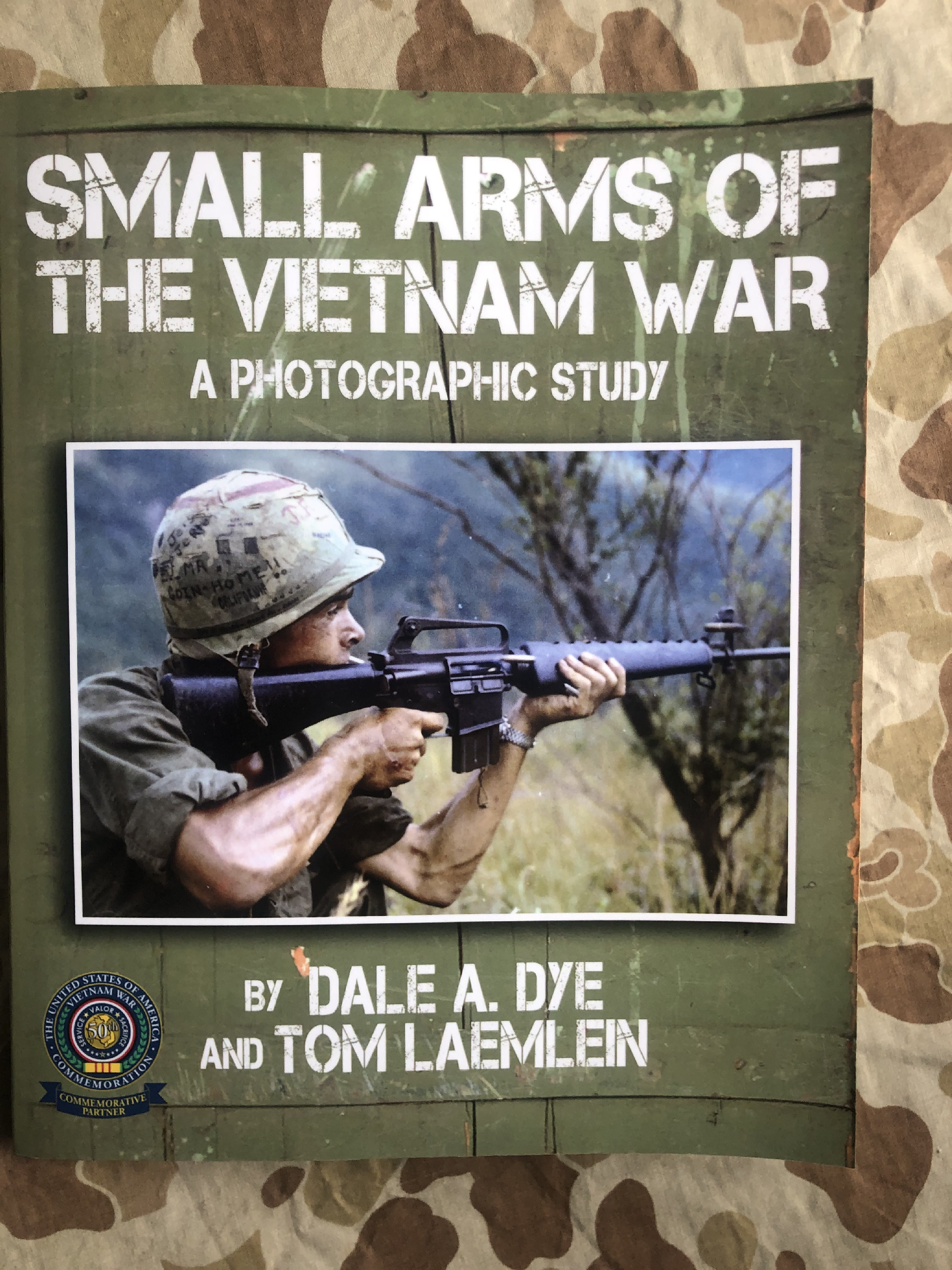 Kniha "Small Arms of the Vietnam War"