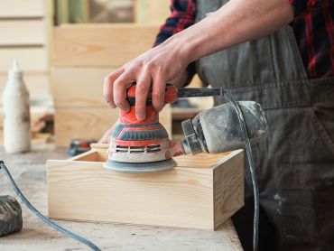 Hogyan kell megfelelően csiszolni a fát égetés előtt