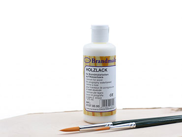 Hogyan lehet a fa lakkal meghosszabbítani a fába égetett kép élettartamát