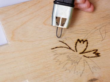 Hogyan lehet megszabadulni a hibáktól és a ceruzavonalaktól a fába égetéskor?