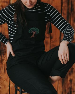 Černá je klasika 🖤 a protože zatím čeká svou vlastní výšivku, udělali jsme tyto s oblíbeným olivovnikem. Ale výšivka pro...