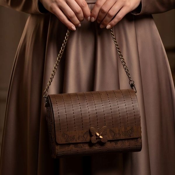 Kolekce dřevěných gravírovaných kabelek