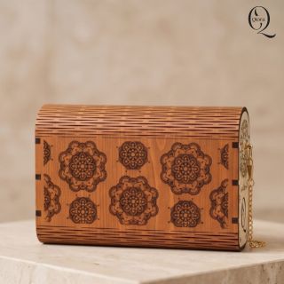 Design, který vystoupí z davu.🤎 Objednávat můžete na https://www.qiora.cz/medova-mandala/ #kabelka #mandala #qiora...