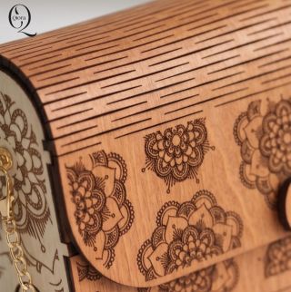 Detail není maličkost. Detail je všechno.✨ Objednávat můžete na https://www.qiora.cz/medova-mandala/ #kabelka #mandala...