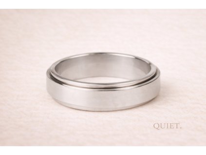 Prsten s otočným středem.