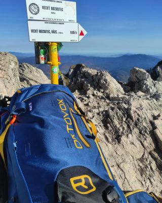 ➡️ Batoh Ortovox Peak 35 na výletě v Malé Fatře. ... #ortovox @ortovox #malafatra #velkyrozsutec #slovensko #hory...