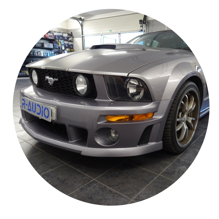 Ford Mustang – montáž rádia, parkovací kamery a reproduktorů