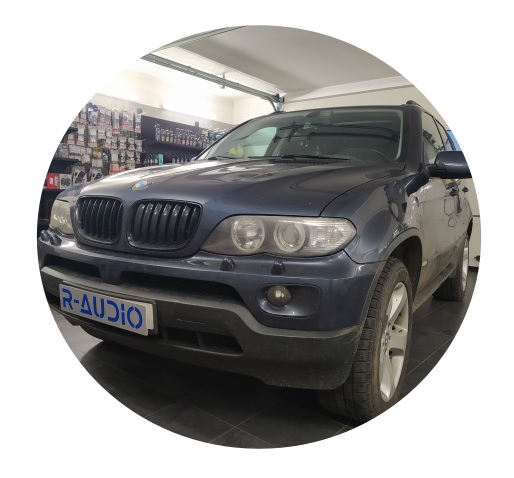 BMW X5 – výměna autorádia a montáž parkovací kamery