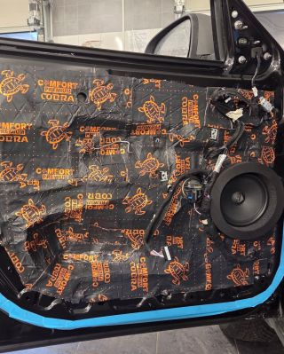 🚗 Dveře auta jsou často jedním z největších zdrojů vibrací. ⛓️‍💥Velká plocha plechu funguje jako rezonátor, který přenáší...