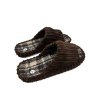 Pánské hnědé domácí papuče 09