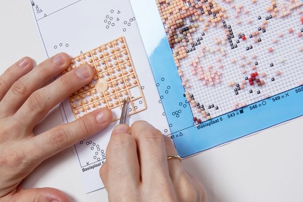 Nasazování barevných pixelů na základovou desku podle předlohy PixelHOBBY