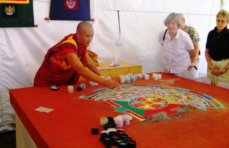 tibetsky-mnich-tvorba-piskove-mandaly-original