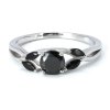 Stříbrný prsten s černými safíry (Velikost Vel.6 - EU: 52)