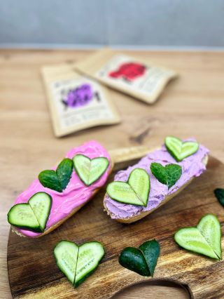 Když ti příprava superfood pomazánky zabere dvě minuty, máš čas udělat si radost i jinak. 💚 Třeba vykrojit okurku do...