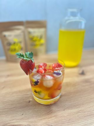 Limonáda, která chutná létem – a přitom je bez cukru a chemie.🍹 Stačí naše superfood v prášku mango a rakytník, pár kostek...